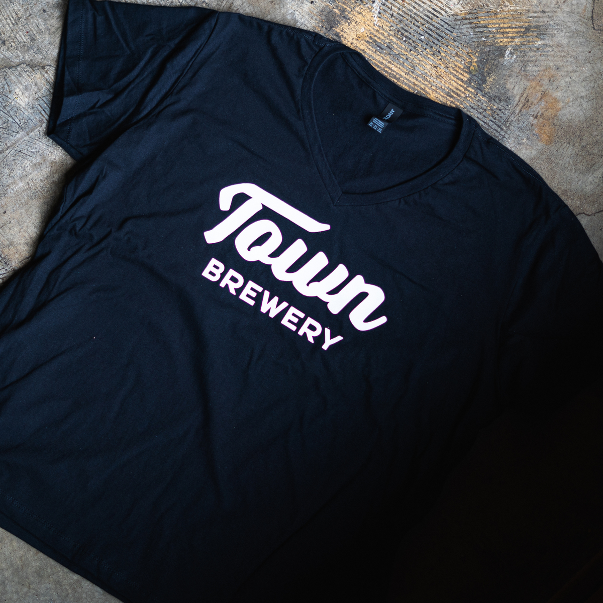 WOMENS LOGO V-NECK